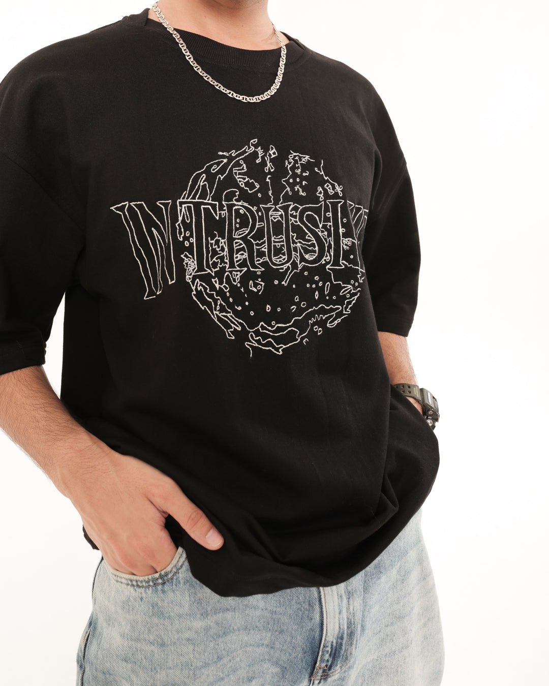 INTRUISIVE EMBROIDERED TSHIRT